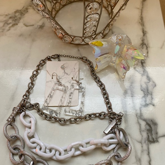 White and silver necklace - Picture 2 of 2